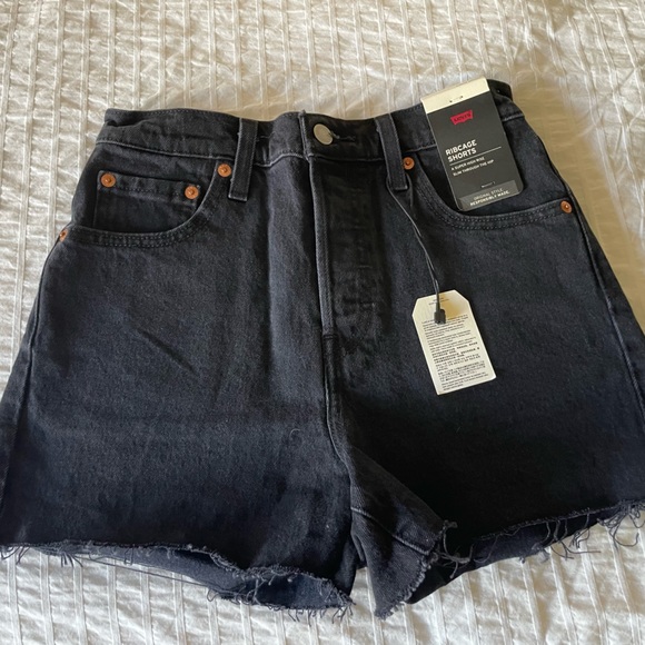 BNWT levi’s rib cage shorts - Picture 2 of 4